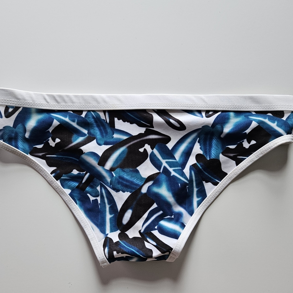 BIKINI - Picture 6 of 9